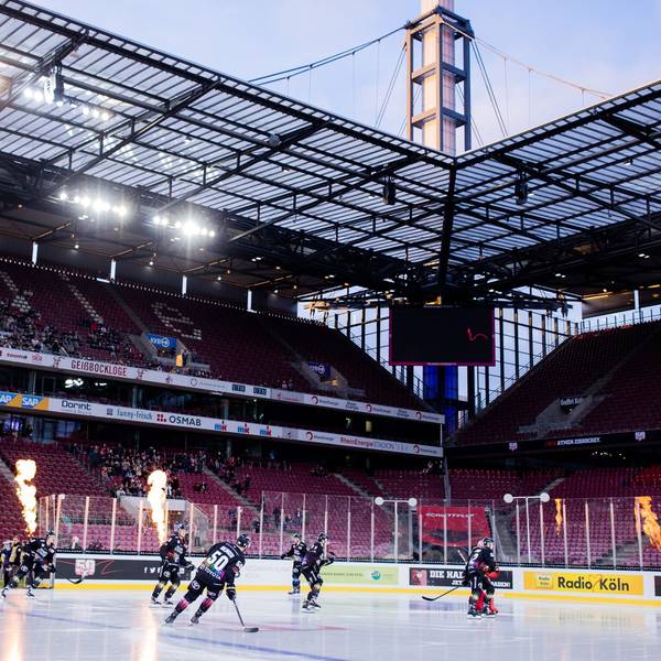 Köln: Eishockey: DEL, Kölner Haie - Augsburger Panther, Hauptrunde, 41. Spieltag, RheinEnergieStadion. Die Kölner Spieler kommen auf das Eis. Foto: Rolf Vennenbernd/dpa +++ dpa-Bildfunk +++