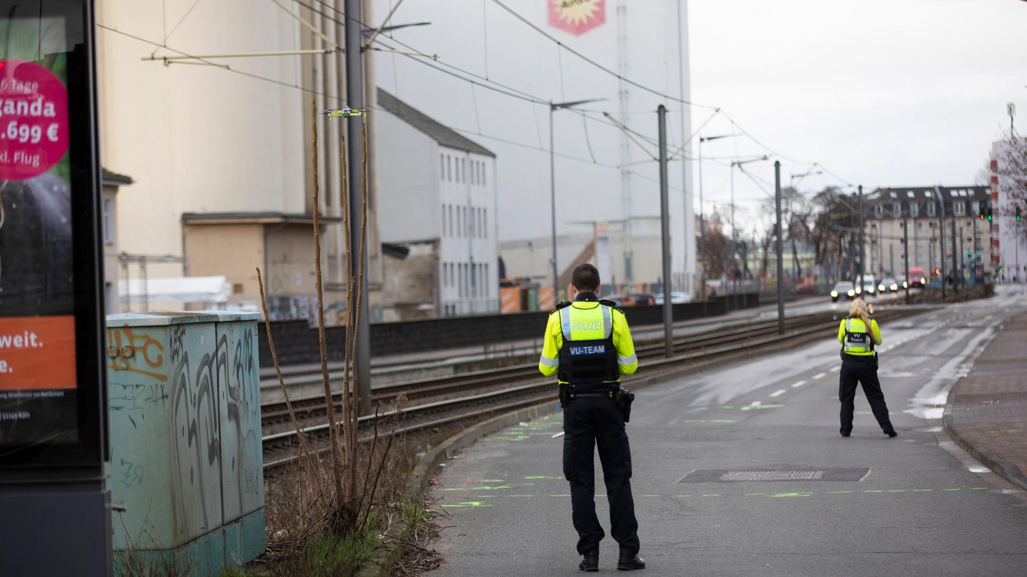 09.01.2022
Köln, NRW
Vermessungsarbeiten durch das VU-Team der Polizei nach einem tödlichem Unfall mit Fußgänger und flüchtigem Mercedes Fahrer auf der Siegburg Strasse.