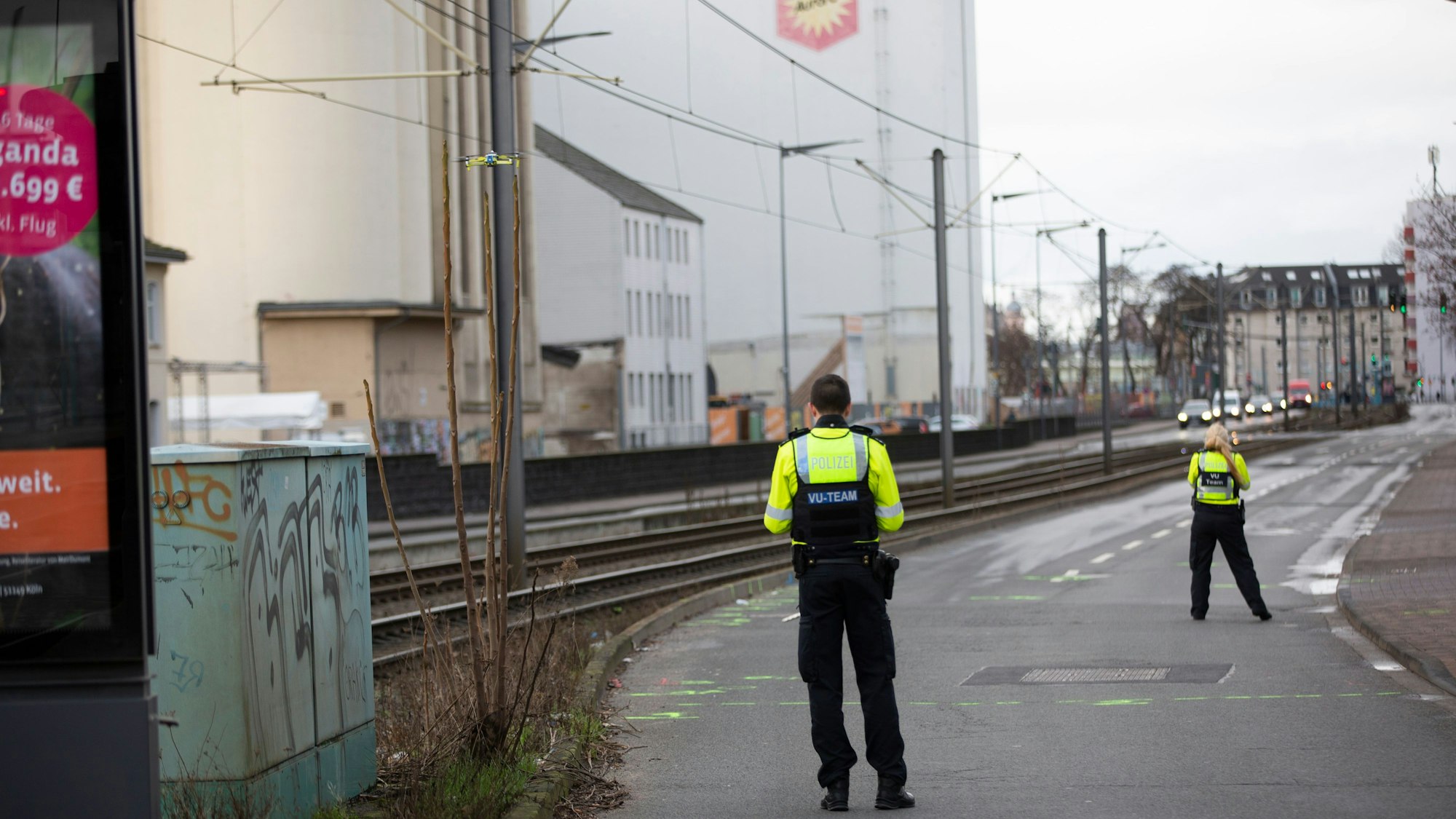 09.01.2022
Köln, NRW
Vermessungsarbeiten durch das VU-Team der Polizei nach einem tödlichem Unfall mit Fußgänger und flüchtigem Mercedes Fahrer auf der Siegburg Strasse.
