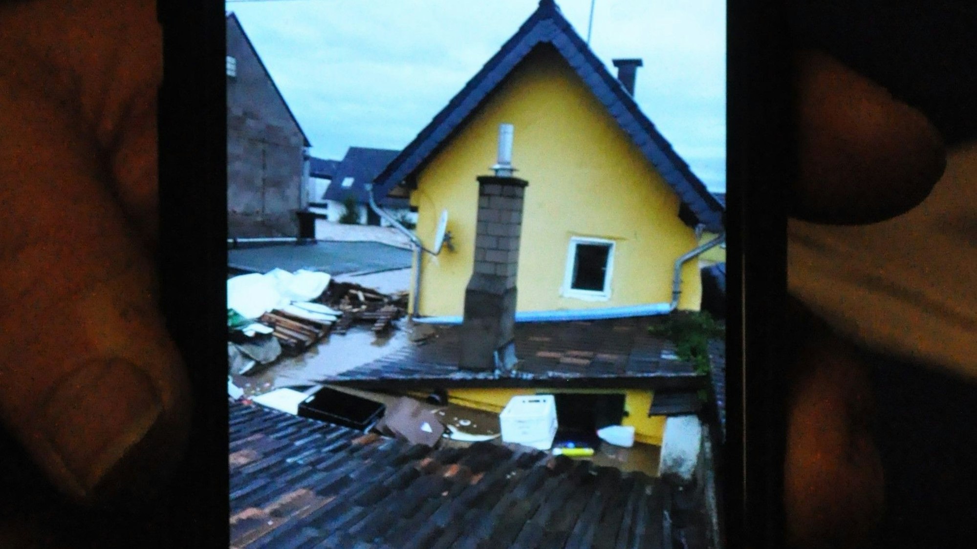Das Handyfoto aus der Flutnacht hat Ludwig Profittlich-Cramer immer dabei. Es zeigt, wie am Abend das Wasser bis zum Obergeschoss anstieg. Nach dem Foto noch 40 Zentimeter.