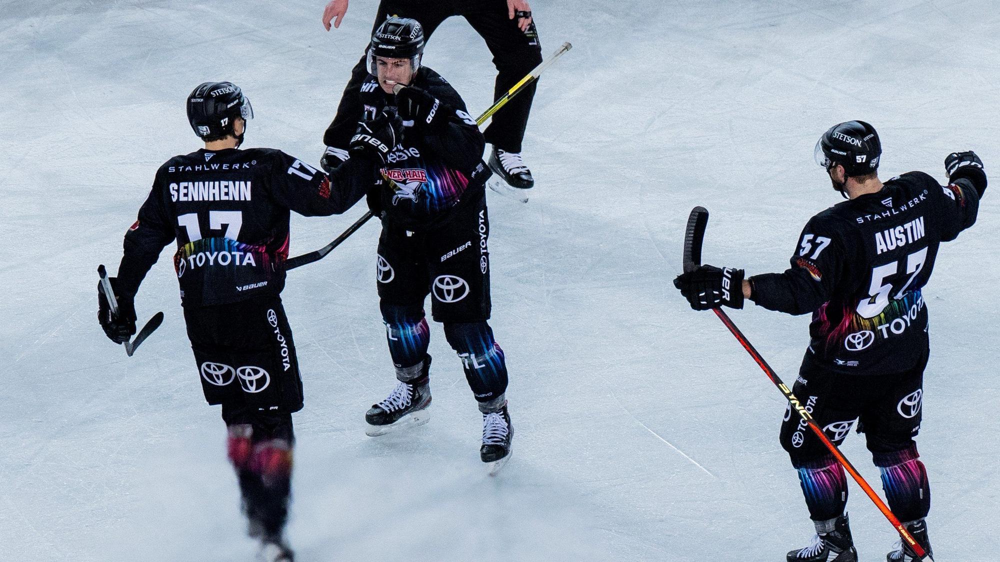 08.01.2023, Nordrhein-Westfalen, Köln: Eishockey: DEL, Kölner Haie - Augsburger Panther, Hauptrunde, 41. Spieltag, RheinEnergieStadion. Der Kölner Maximilian Kammerer (M) freut sich über sein Tor zum 2:1. Foto: Rolf Vennenbernd/dpa +++ dpa-Bildfunk +++