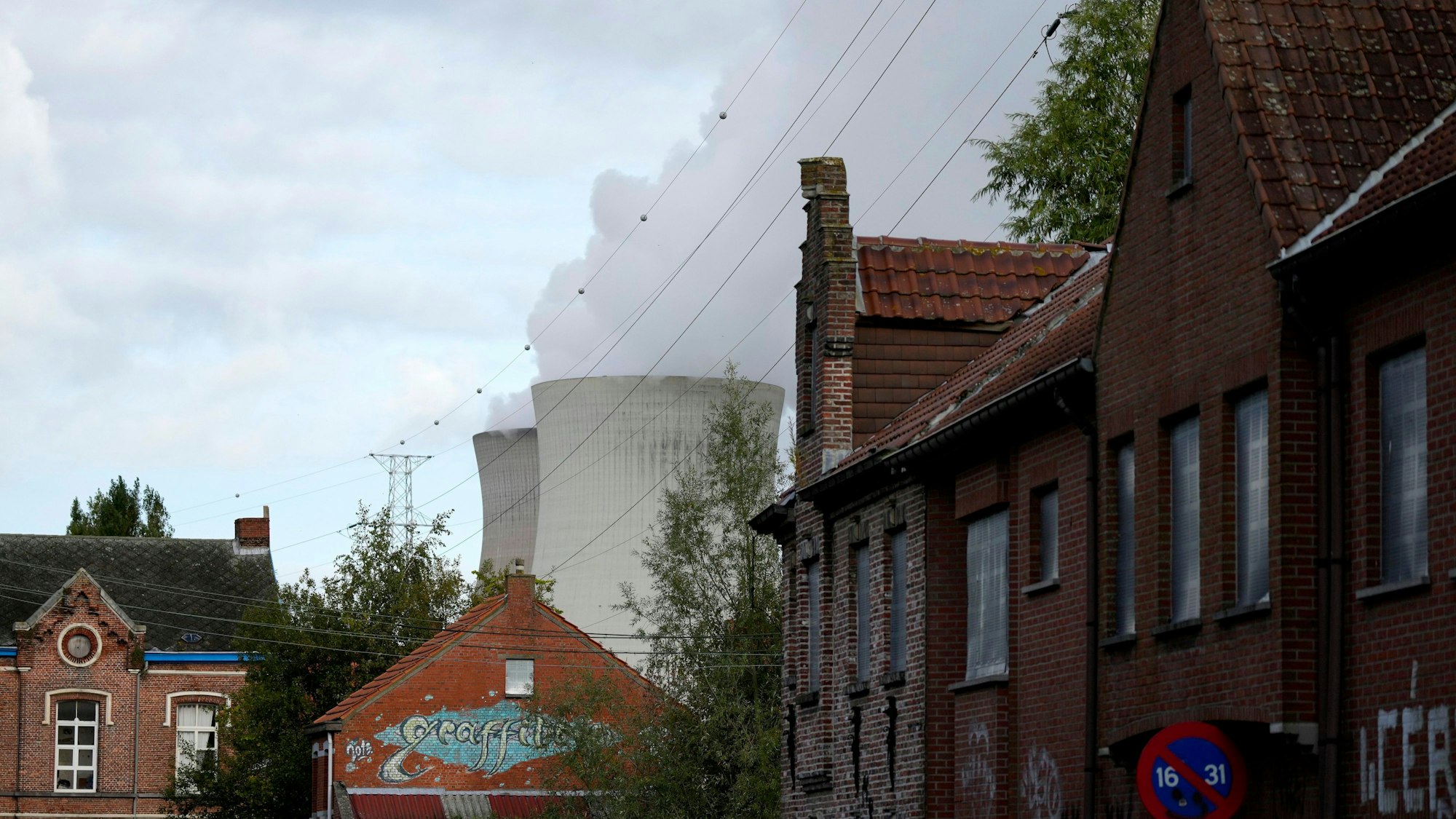 Rauch steigt aus einem Atomkraftwerk