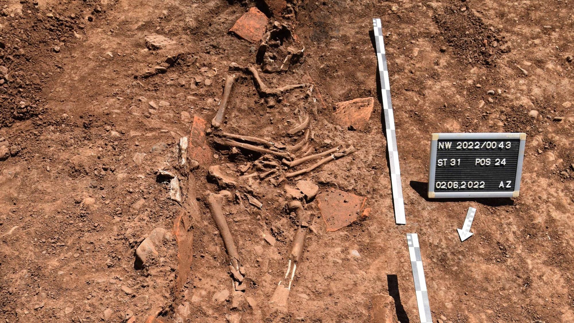 Der Landschaftsverband Rheinland veröffentlicht nach Ausgrabungen am Veybach bei Euskirchen-Wißkirchen Aufnahmen von Bodendenkmälern, hier eine spätantike Bestattung in einem Ziegelplattengrab, im November 2022.