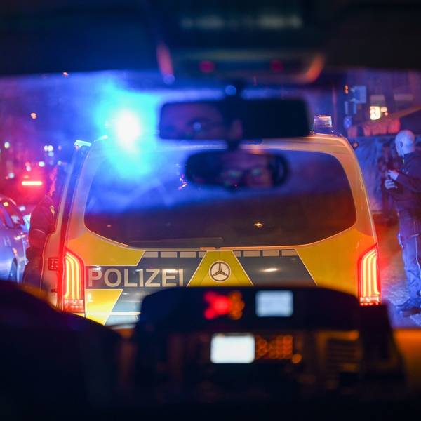 Polizeieinsatz auf dem Hohenzollernring. Die Polizei ist abends auf den Partymeilen im Dauereinsatz.
