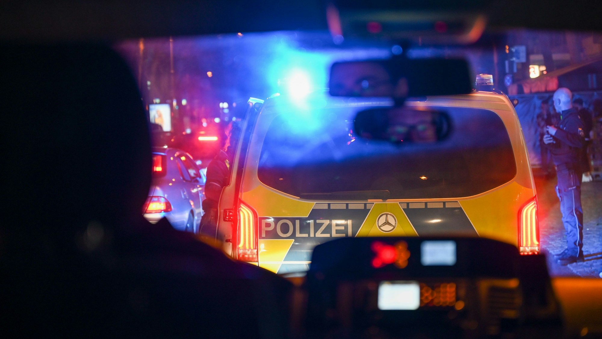 Die Polizei ist abends auf einer Partymeile im Einsatz. (Symbolbild)