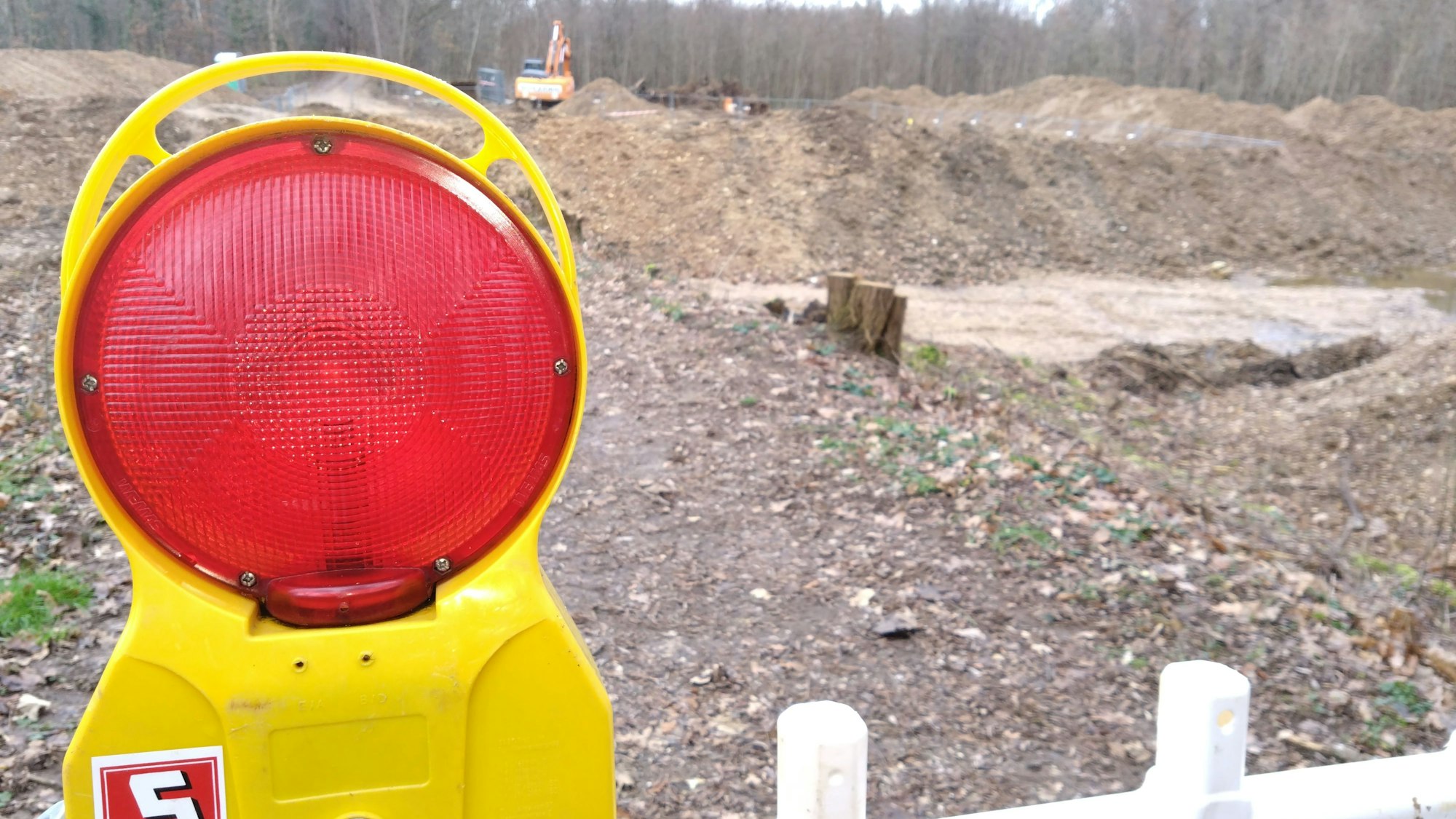 Im Wäldchen hinter der Betlehemer Straße in Bergheim, hier im Januar 2023, gibt es eine Baustelle. Dort werden Rohre saniert.