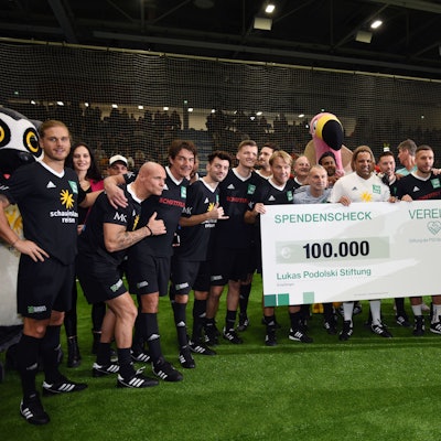 ds Poldi Cup Schwalbe Arena Promispiel Poldi grillt den Hennsler