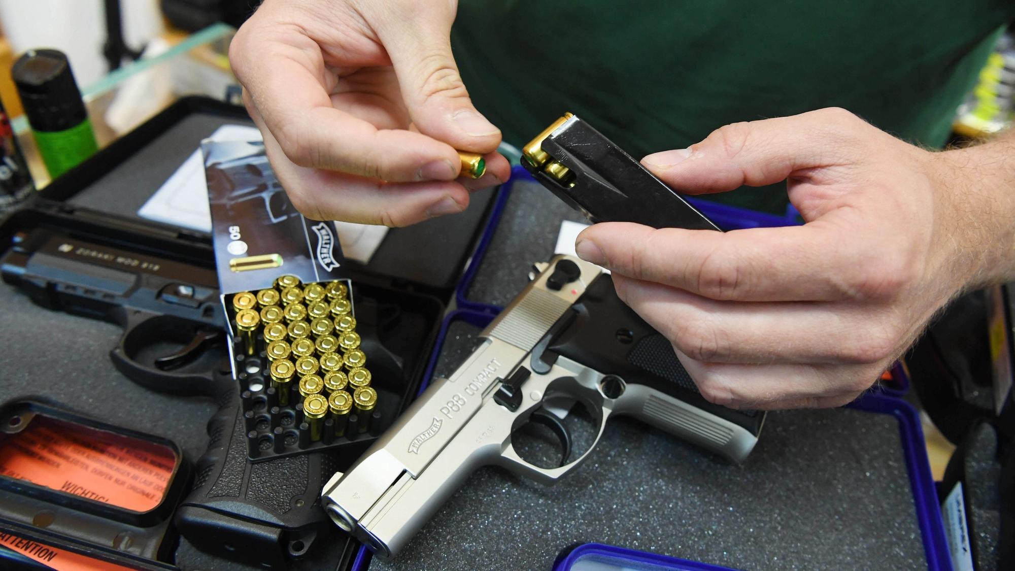Das Bild zeigt ein Waffengeschäft, in dem das Magazin einer Schreckschusspistole vom Typ Walther P88 Compact Kaliber 9mm PAK mit Schreckschusspatronen geladen wird.
