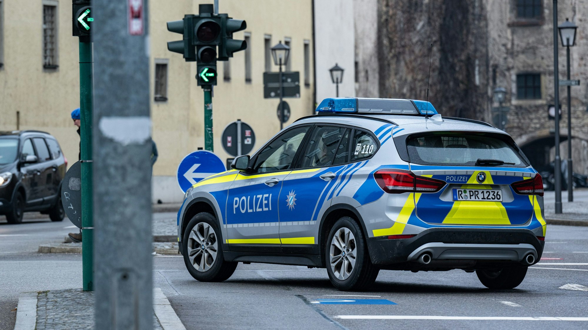 Ein Polizeifahrzeug steht an einer Kreuzung in Regensburg.