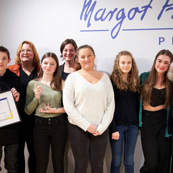 05.01.2023 Jugendliche von der städtischen Gesamtschule in Waldbröl sind jetzt mit dem Friedländerpreis ausgezeichnet worden. Von der Holocaustüberlebenden Margot Friedländer nahmen die Schülerinnen und Schüler der Gesamtschule den Preis entgegen.