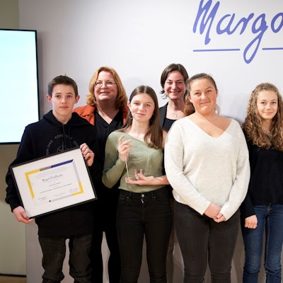 05.01.2023 Jugendliche von der städtischen Gesamtschule in Waldbröl sind jetzt mit dem Friedländerpreis ausgezeichnet worden. Von der Holocaustüberlebenden Margot Friedländer nahmen die Schülerinnen und Schüler der Gesamtschule den Preis entgegen.