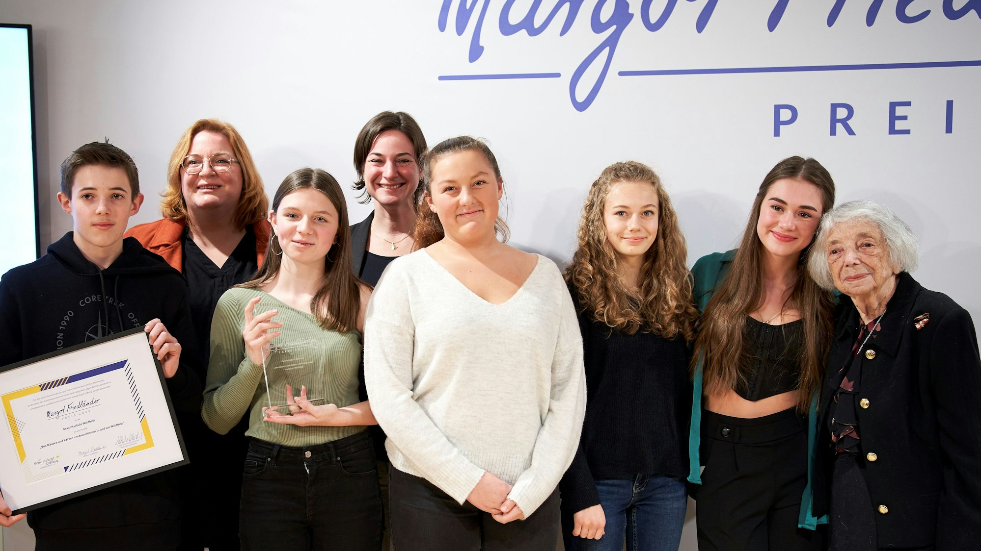 05.01.2023 Jugendliche von der städtischen Gesamtschule in Waldbröl sind jetzt mit dem Friedländerpreis ausgezeichnet worden. Von der Holocaustüberlebenden Margot Friedländer nahmen die Schülerinnen und Schüler der Gesamtschule den Preis entgegen.