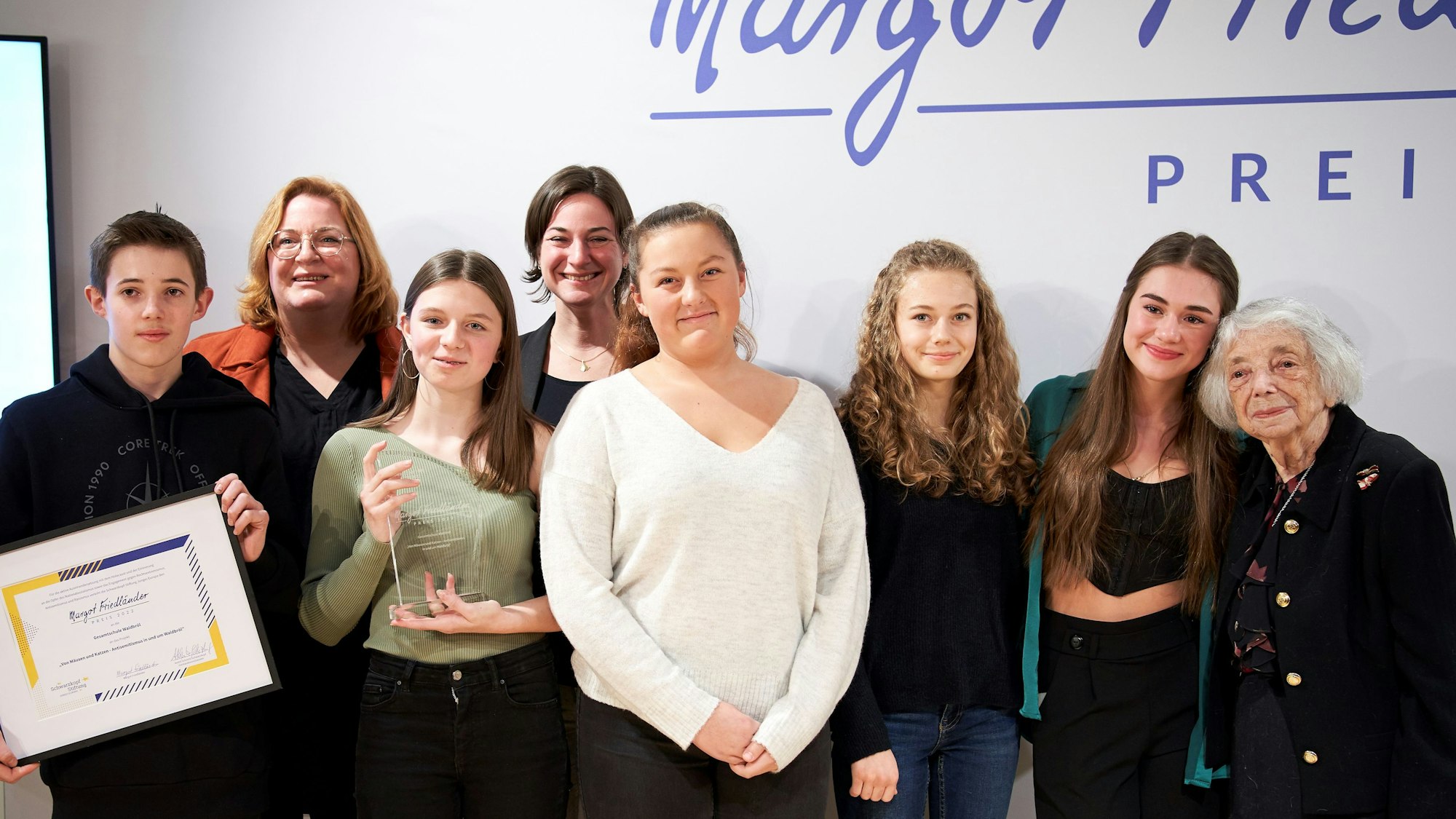 05.01.2023 Jugendliche von der städtischen Gesamtschule in Waldbröl sind jetzt mit dem Friedländerpreis ausgezeichnet worden. Von der Holocaustüberlebenden Margot Friedländer nahmen die Schülerinnen und Schüler der Gesamtschule den Preis entgegen.