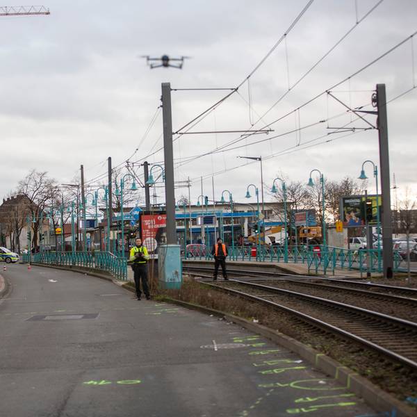 Polizisten untersuchten am Montagvormittag den Unfallort an der Siegburger Straße ganz genau. Foto: Thomas Banneyer