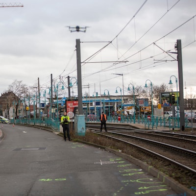 Polizisten untersuchten am Montagvormittag den Unfallort an der Siegburger Straße ganz genau. Foto: Thomas Banneyer