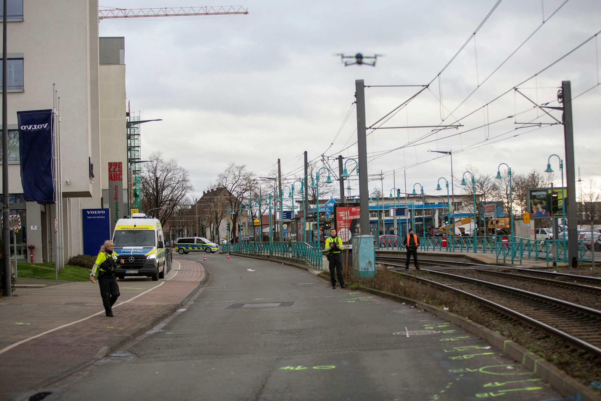 Polizisten untersuchten am Montagvormittag den Unfallort an der Siegburger Straße ganz genau. Foto: Thomas Banneyer