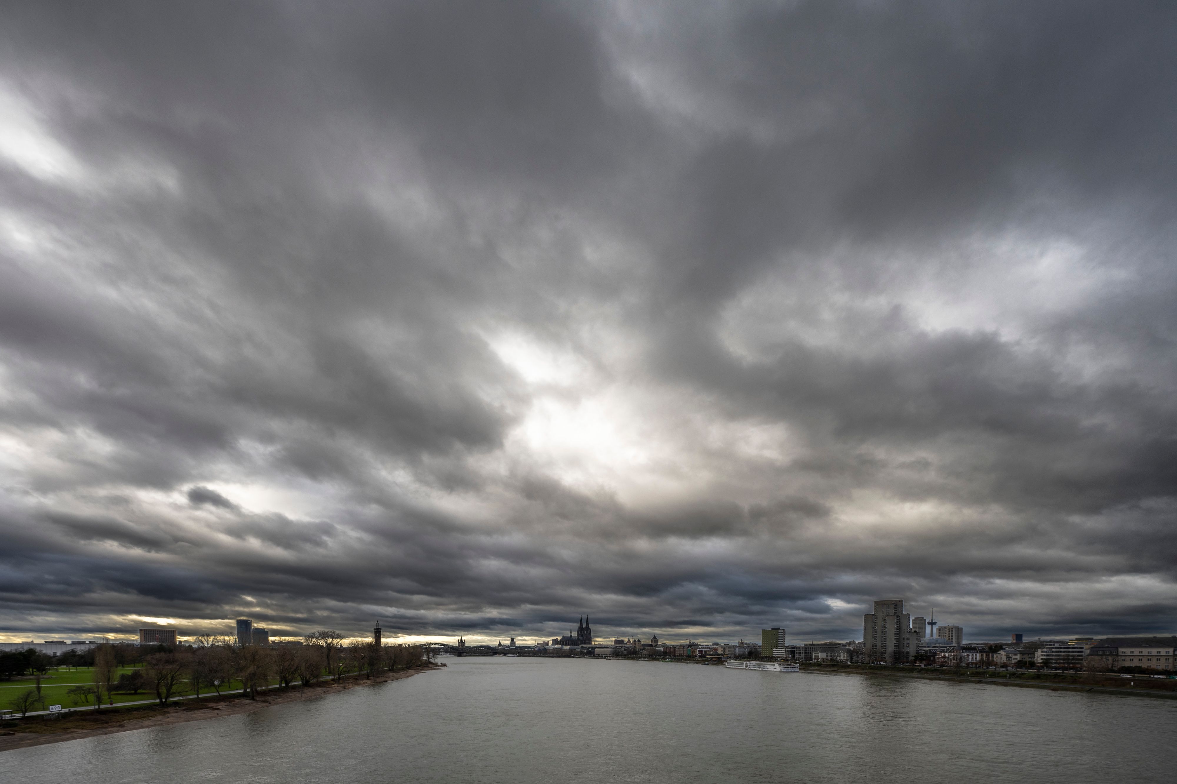 Wolken am Himmel über dem Rhein in Köln.