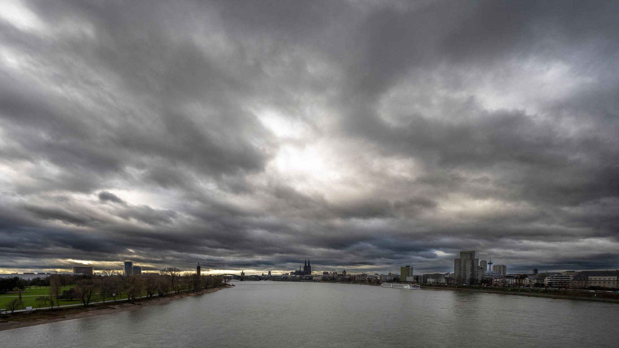 Wolken am Himmel über dem Rhein in Köln.