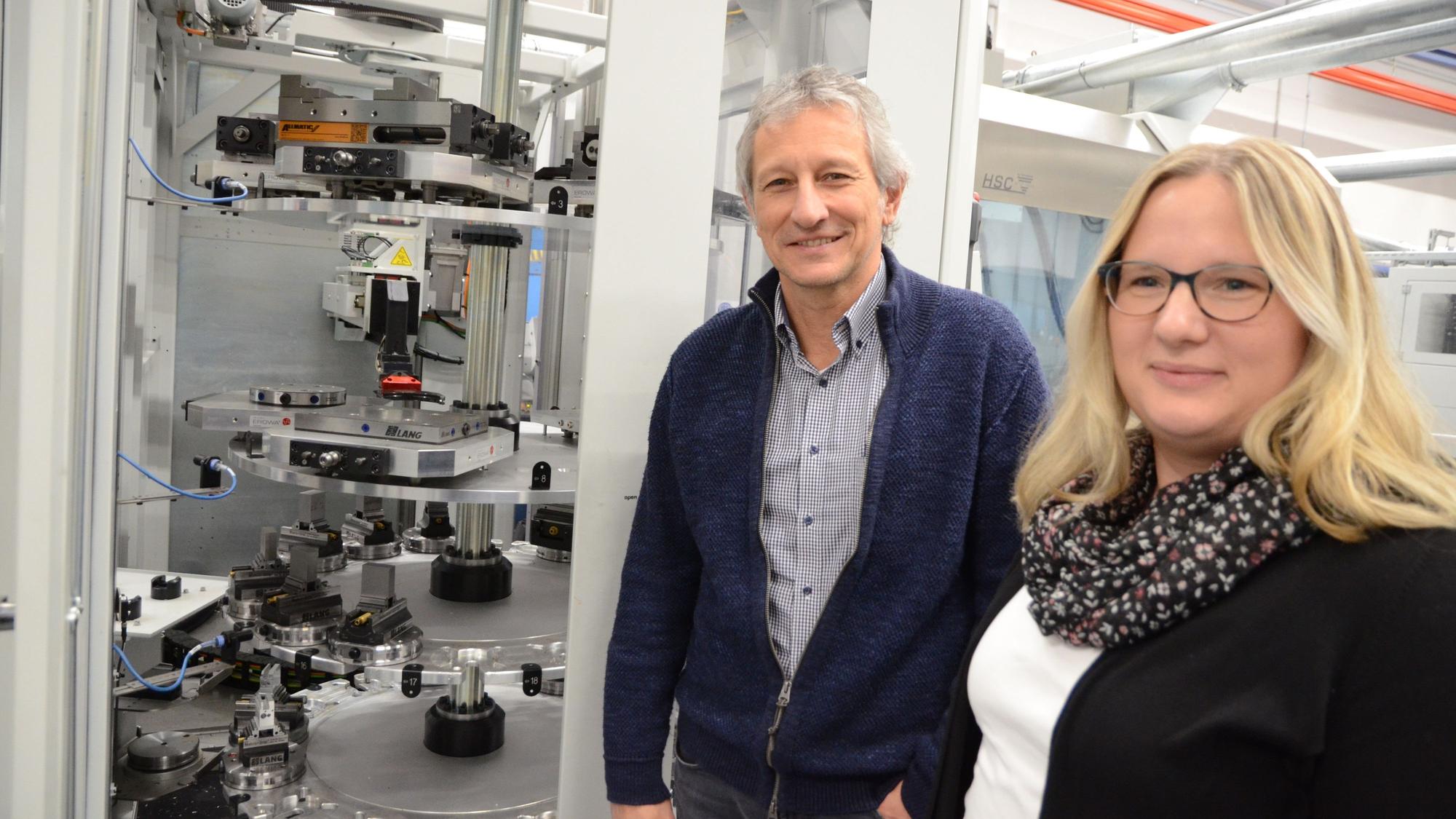 Ein Mann und eine Frau stehen vor einer Produktionsmaschine der Firma Stocko in Hellenthal.