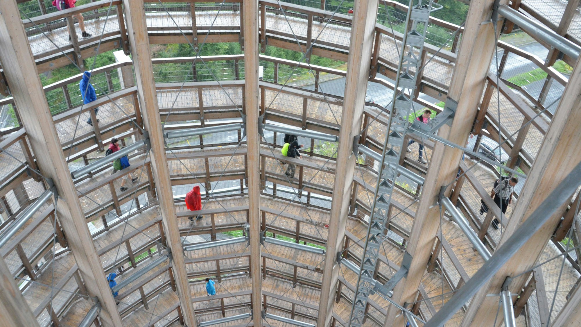 Der Aussichtsturm kreist mit vielen Wegen übereinander in die Höhe.