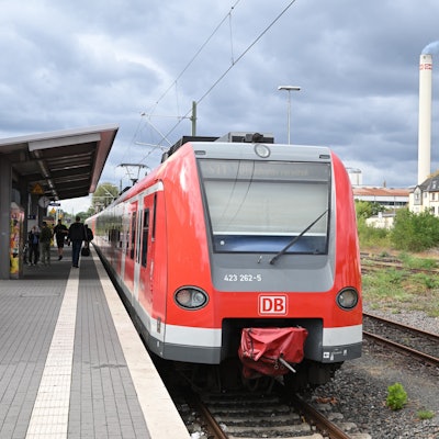 Eine Bahn steht im S-Bahnhof Bergisch Gladbach.