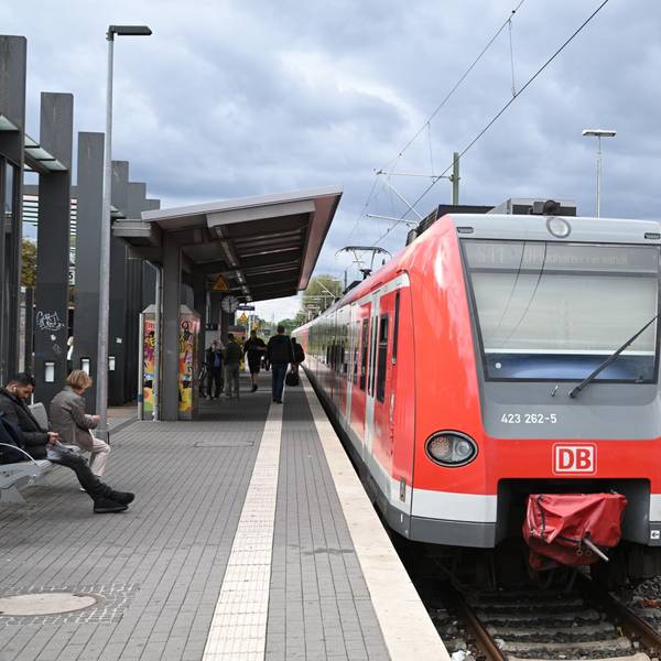 Das Foto zeigt eine Gladbacher S-Bahnhof wartende S-Bahn.