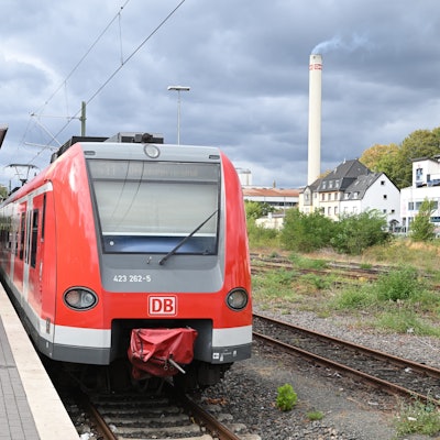 Das Foto zeigt eine S-Bahn im Bahnhof von Bergisch Gladbach.