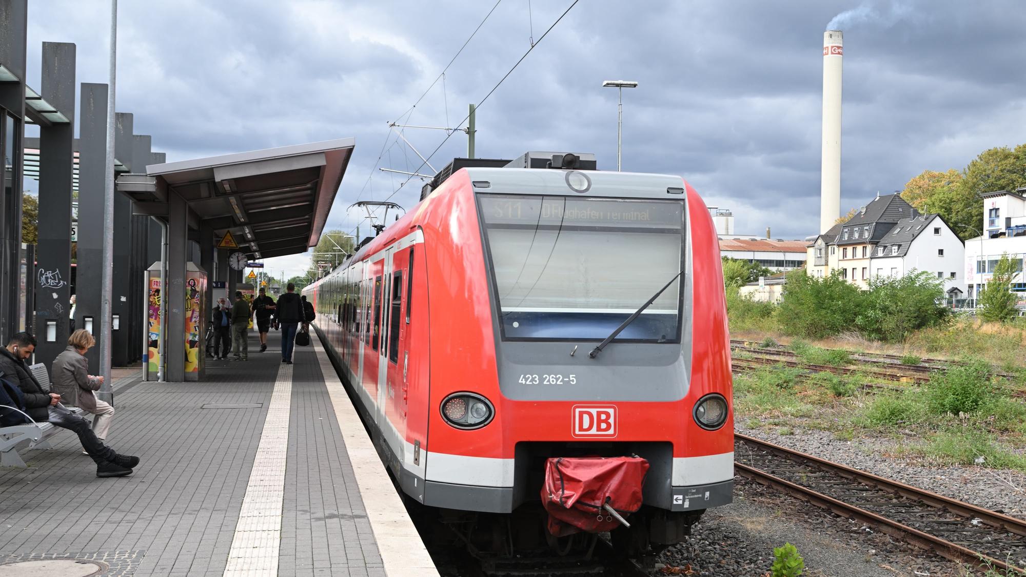 Das Foto zeigt eine Gladbacher S-Bahnhof wartende S-Bahn.