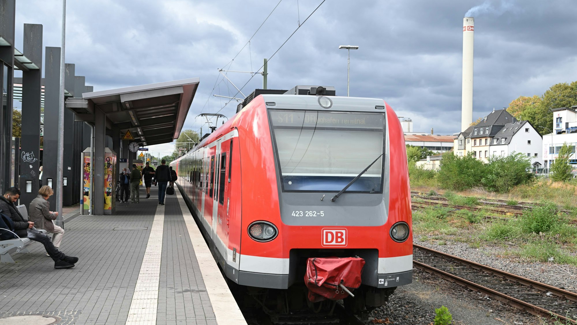 Das Foto zeigt eine Gladbacher S-Bahnhof wartende S-Bahn.