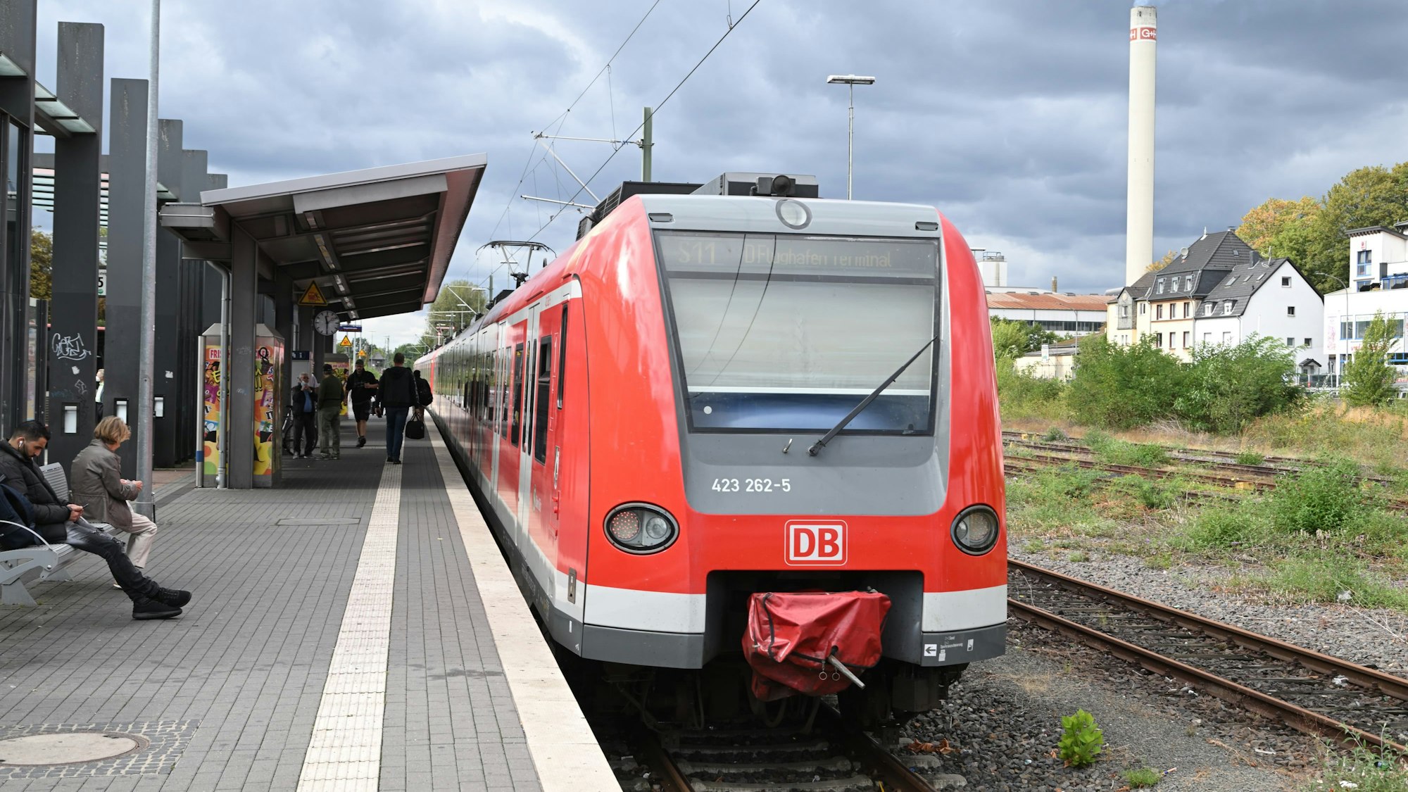 Das Foto zeigt eine S-Bahn am Gladbacher Bahnhof