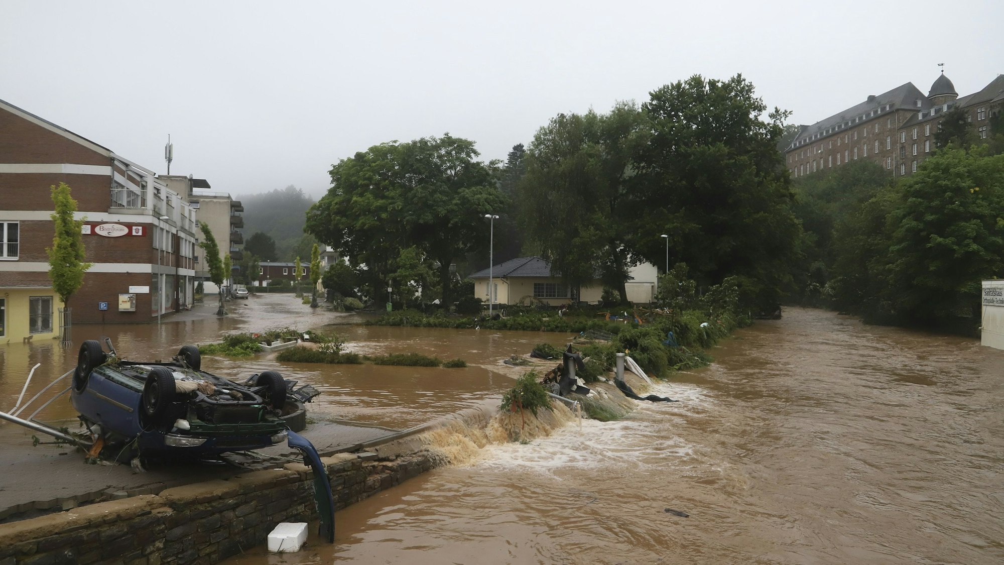 Eine Straßenansicht kurz nach der Flut im Burggarten in Schleiden im Juli 2021. Bürgermeister Ingo Pfennings hofft, dass die Gemeinde vor weiteren Krisen in Zukunft verschont bleibt.
