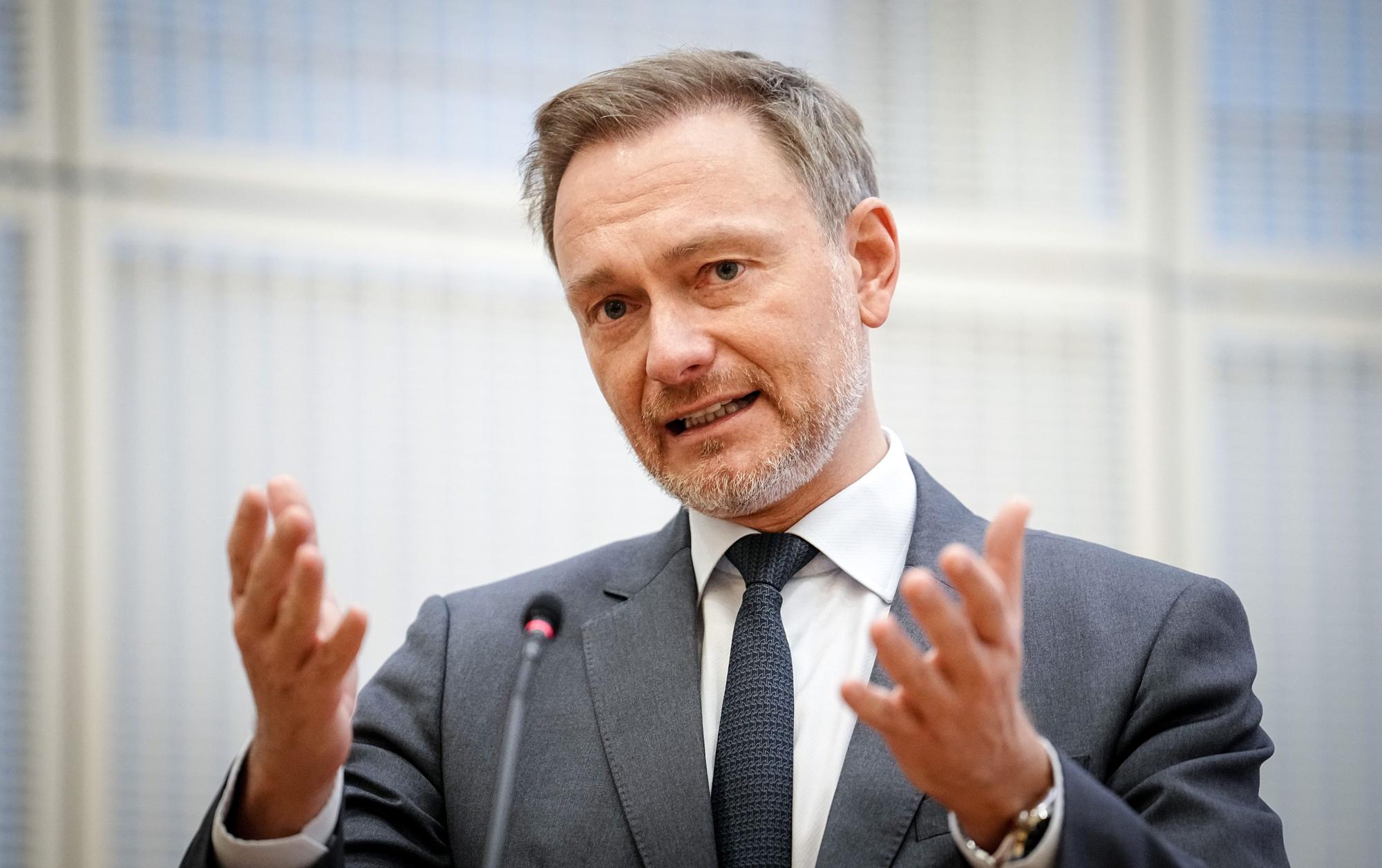 Christian Lindner (FDP), Bundesminister der Finanzen, spricht und gestikuliert mit seinen Händen.