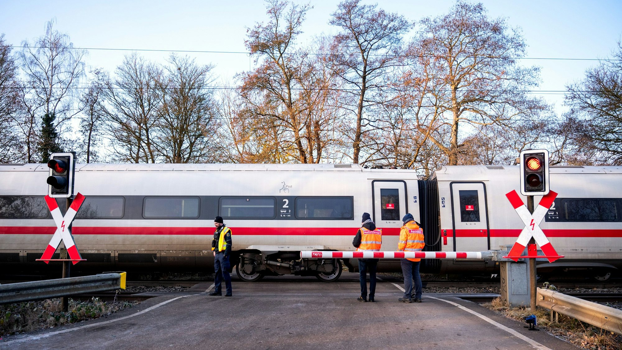 Ein ICE steht an einem Bahnübergang.