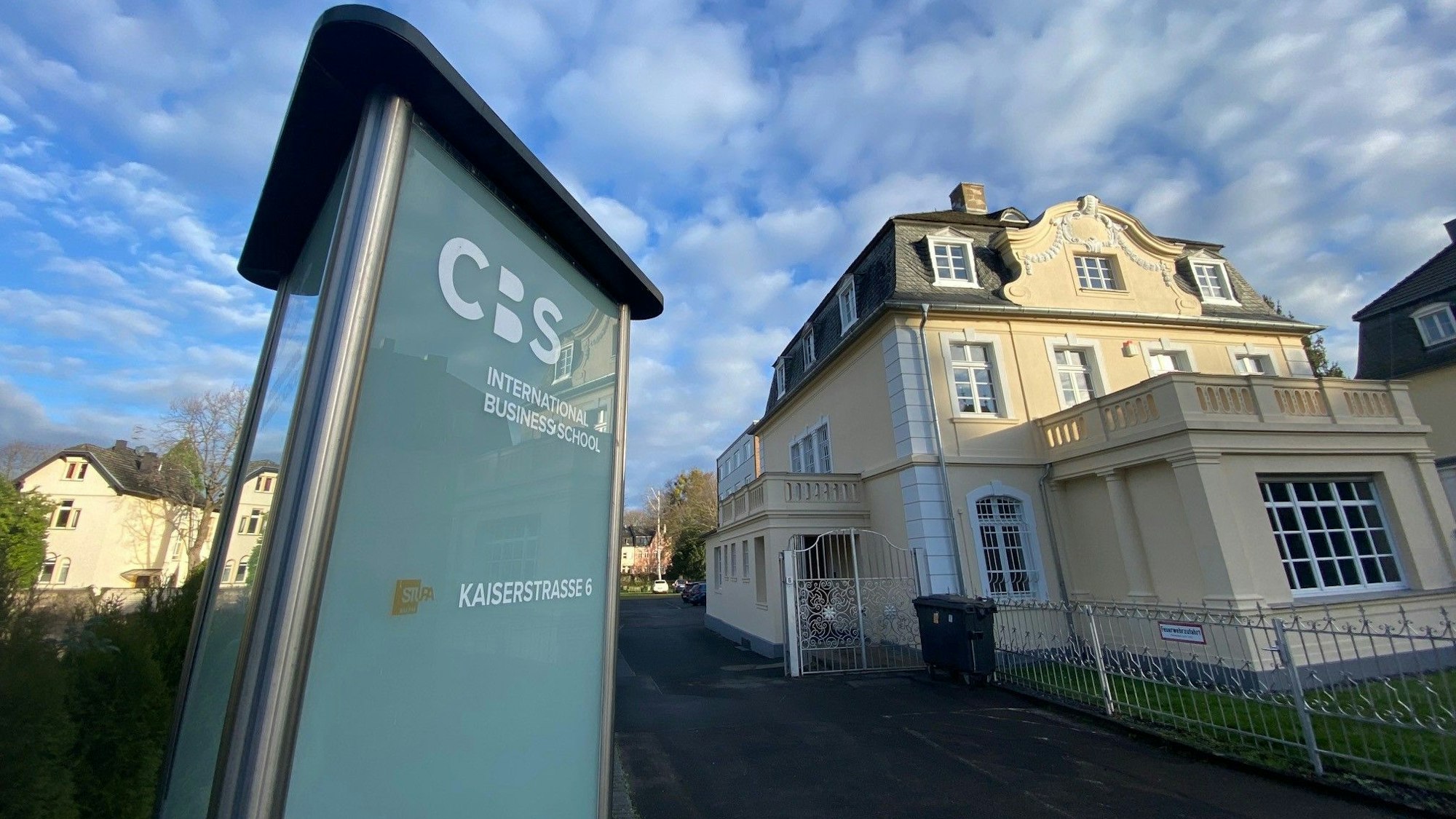 Der Eingang zur Cologne Business School in Brühl