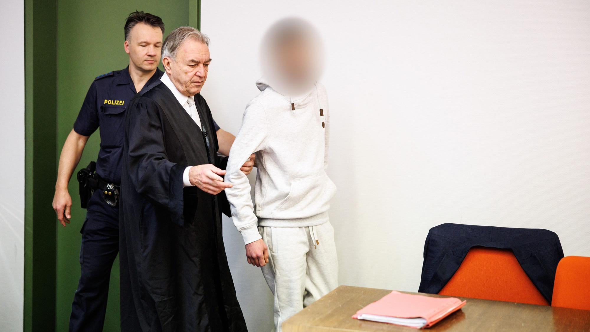 Der wegen Totschlags angeklagte Mann, der seine fünf Wochen alte Tochter in Oberammergau umgebracht haben soll, wird zu Prozessbeginn in einen Gerichtssaal vom Landgericht in München geführt.