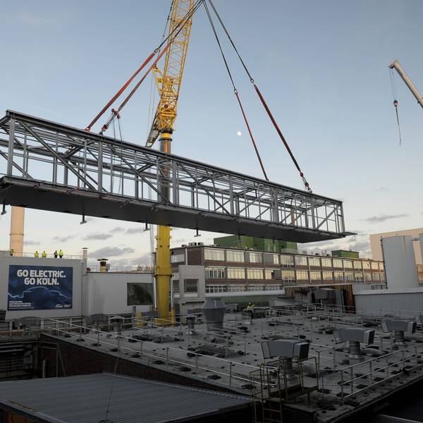 Neue Brücke zur Lackiererei in den Ford-Werken.