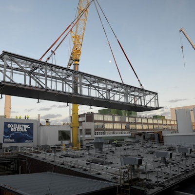 Neue Brücke zur Lackiererei in den Ford-Werken.