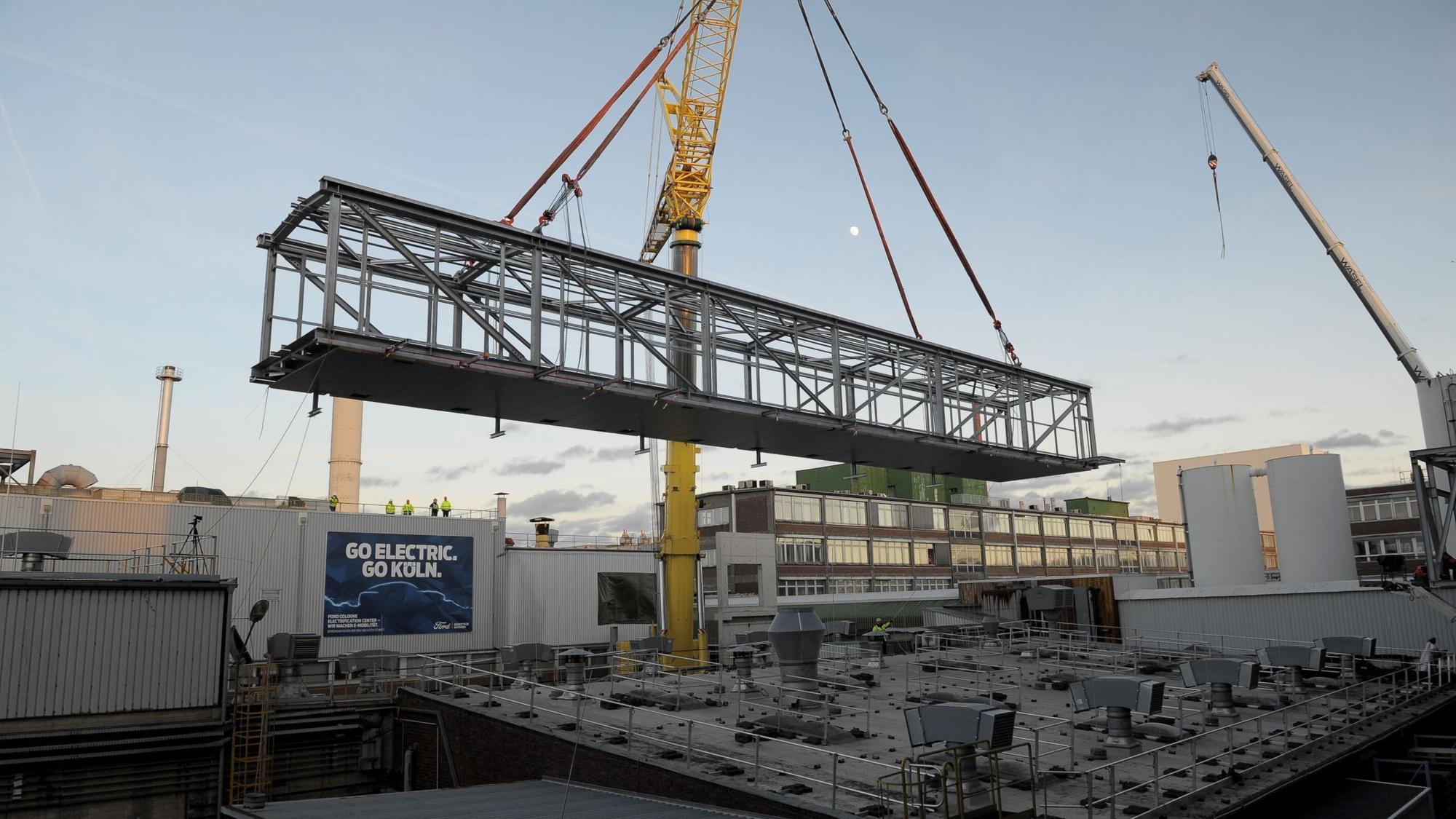 Neue Brücke zur Lackiererei in den Ford-Werken.