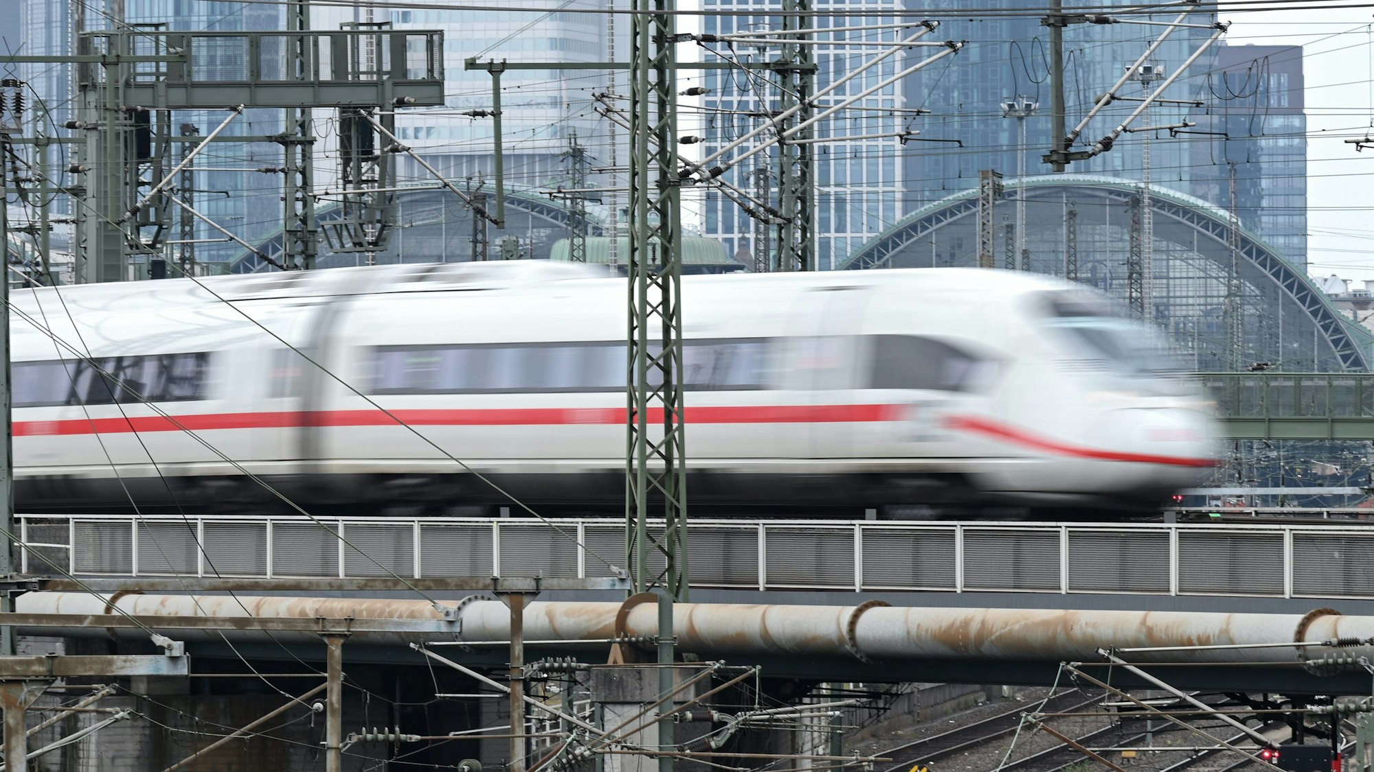 Ein ICE der Bahn verlässt den Frankfurter Hauptbahnhof