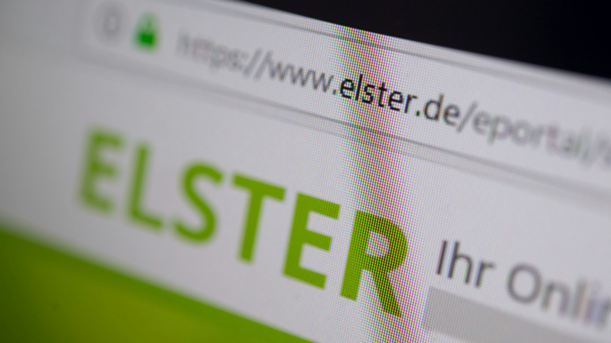 ILLUSTRATION - Die Webadresse des Portals der deutschen Steuerverwaltungen zur Abwicklung der Steuererklärungen und Steueranmeldungen über das Internet, Elster, ist auf einem Monitor zu sehen.