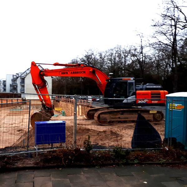 uf dem Areal der Philipp-Nicolai-Kirche wird neu gebaut. Zwei Bagger stehen neben und in einer große Baugrube.