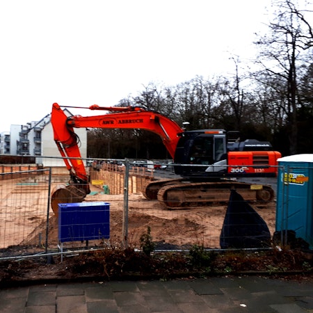 uf dem Areal der Philipp-Nicolai-Kirche wird neu gebaut. Zwei Bagger stehen neben und in einer große Baugrube.