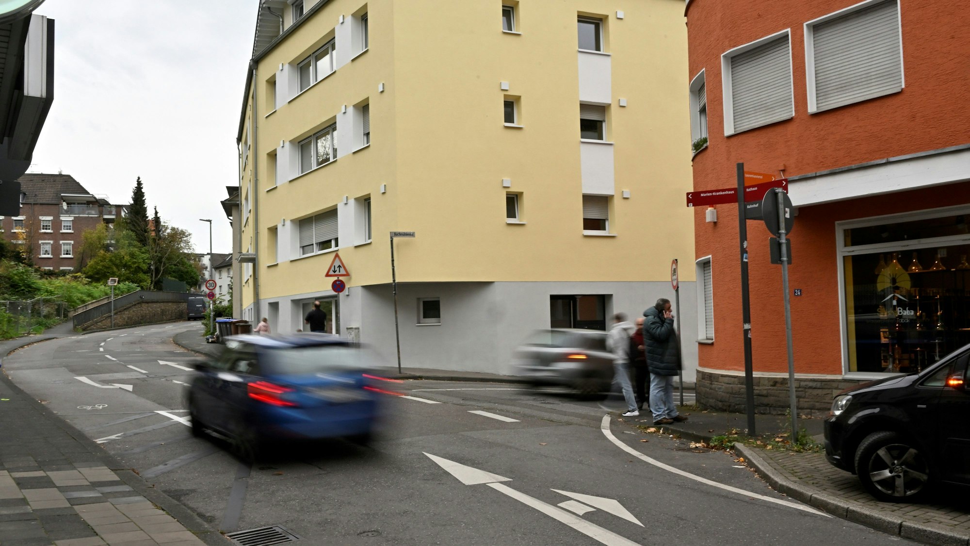 Ein blaues Auto fährt auf der Laurentiusstraße in Bergisch Gladbach.
