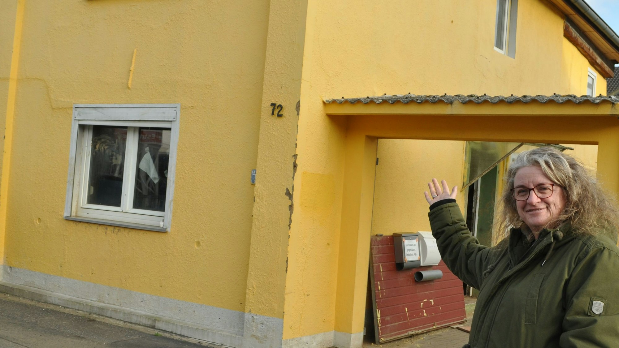 Kirsten Cramer zeigt auf ihr Haus am Orbach, das wegen seiner Schäden nicht zu sanieren ist.