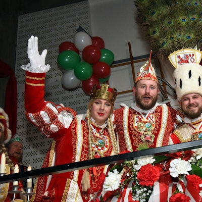 Endlich in Amt und Würden sind jetzt (v.l.) Jungfrau Sascha „Sissy“ Buschhaus, Prinz Tim I. Kretschmann und Bauer Adi.
