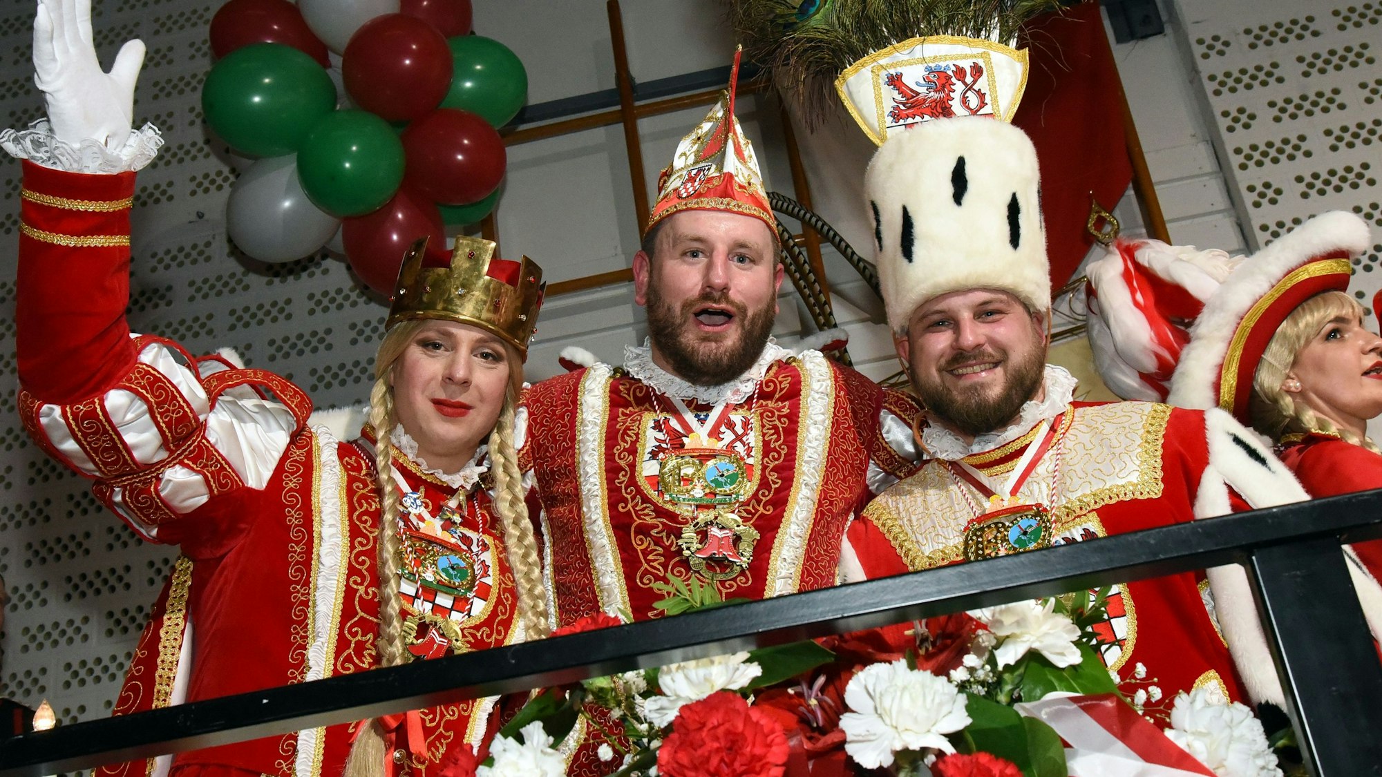 Endlich in Amt und Würden sind jetzt (v.l.) Jungfrau Sascha „Sissy“ Buschhaus, Prinz Tim I. Kretschmann und Bauer Adi.