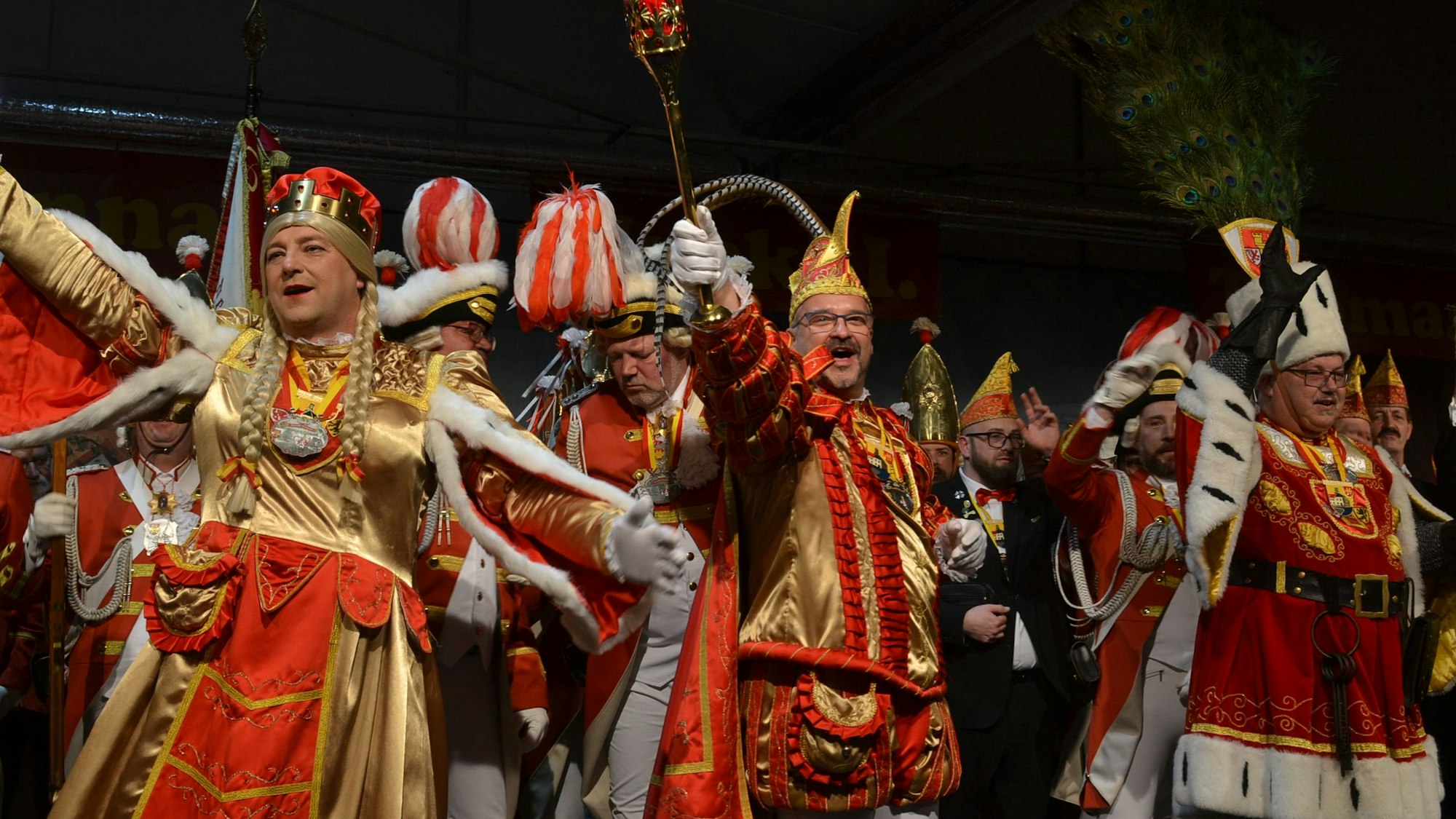Wie einen Weltmeisterschaftspokal reckte Prinz Mucki I. (Markus Tews), hier im Januar 2023 in Euskirchen, seine Insignien in die Höhe: Nach zwei Jahren Wartezeit wurde er mit Bauer Thomas (Wierum) und Jungfrau Johanna (Jochen Tews) zum Euskirchener Dreigestirn proklamiert.