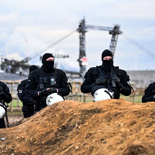 Polizisten sichern das Gelände beim Braunkohletagebau Garzweiler II. Lützerath soll zur Erweiterung des Braunkohletagebaus Garzweiler II abgebaggert werden.