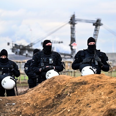 Polizisten sichern das Gelände beim Braunkohletagebau Garzweiler II. Lützerath soll zur Erweiterung des Braunkohletagebaus Garzweiler II abgebaggert werden.