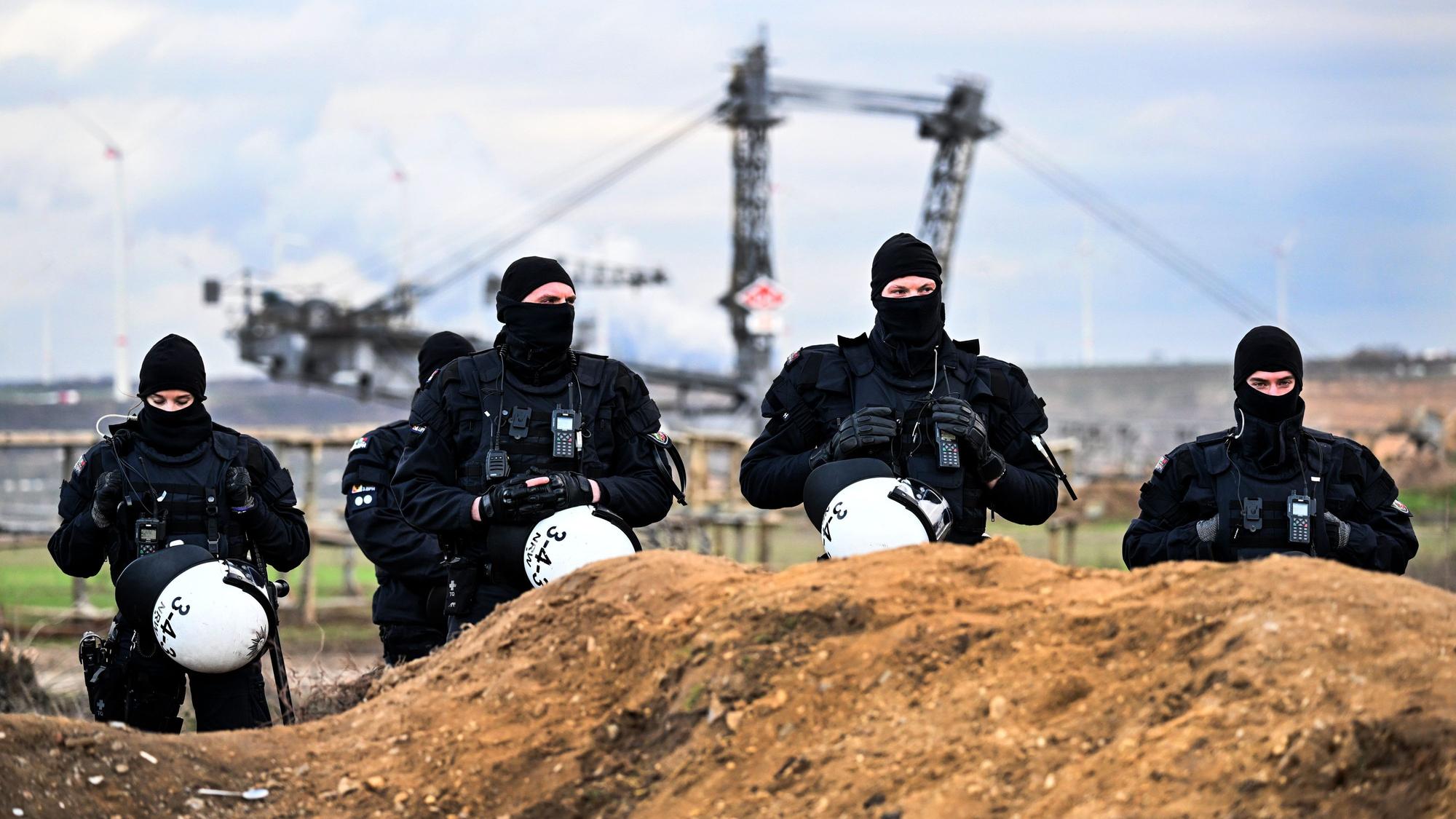 Polizisten sichern das Gelände beim Braunkohletagebau Garzweiler II. Lützerath soll zur Erweiterung des Braunkohletagebaus Garzweiler II abgebaggert werden.